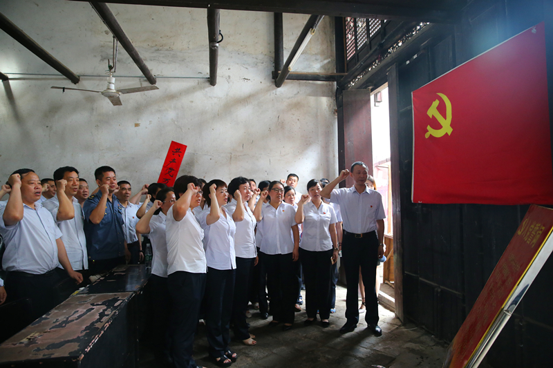 6学员在瞿家湾革命根据地重温入党誓词.jpg