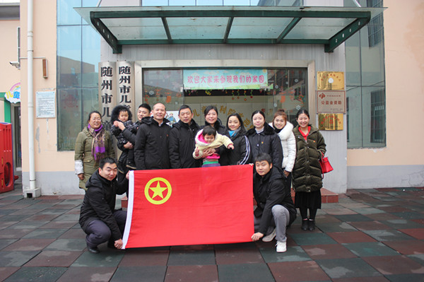 5志愿队与福利院工作人员及部分小朋友合影留念.jpg