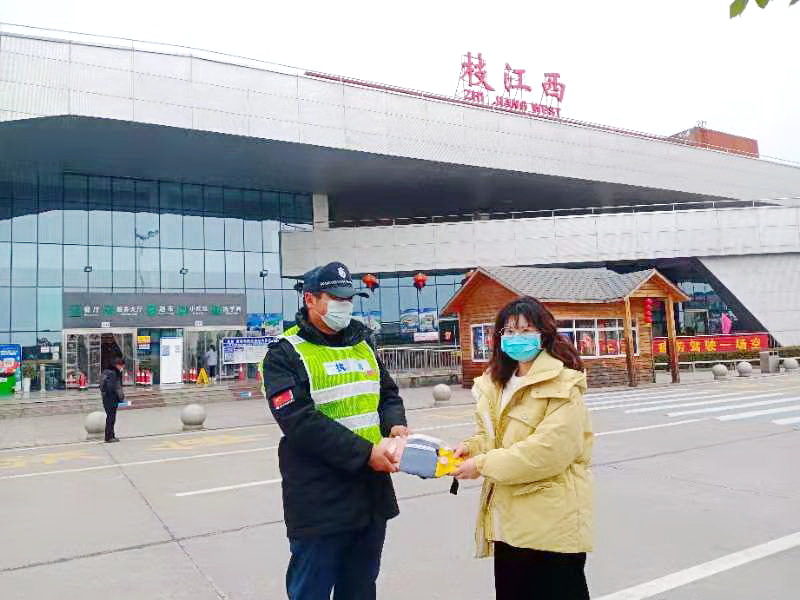 枝江西服务区拾金不昧暖行程，失而复得扬美名1.jpg