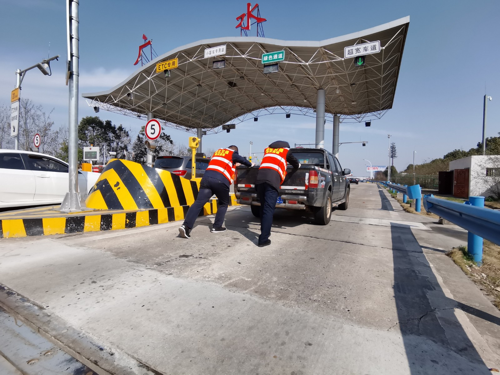 5.3帮助司乘推车.jpg